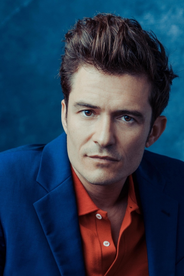 Актер Орландо Блум на синем фоне