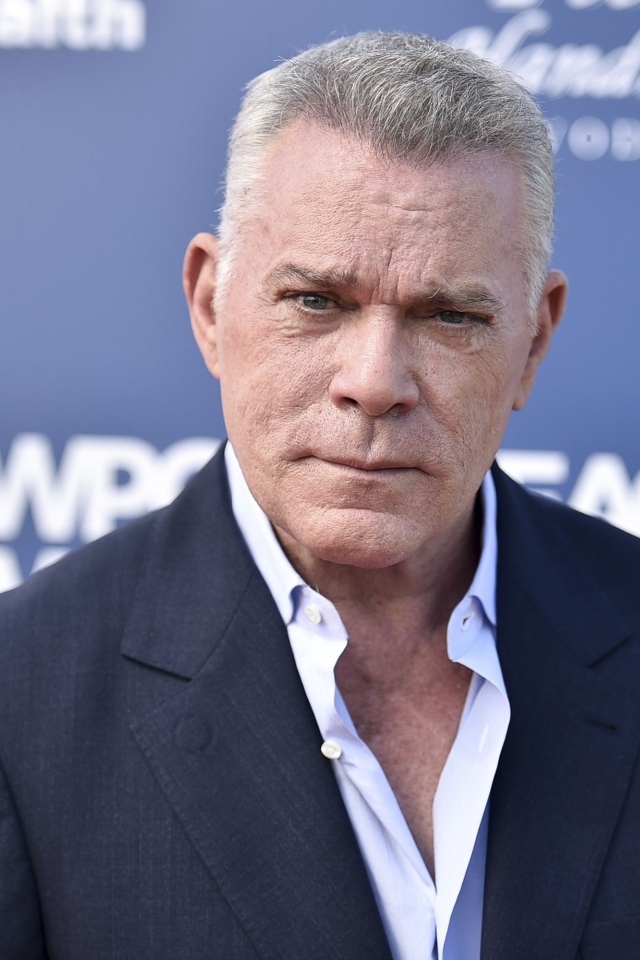 Актер Рэй Лиотта в костюме