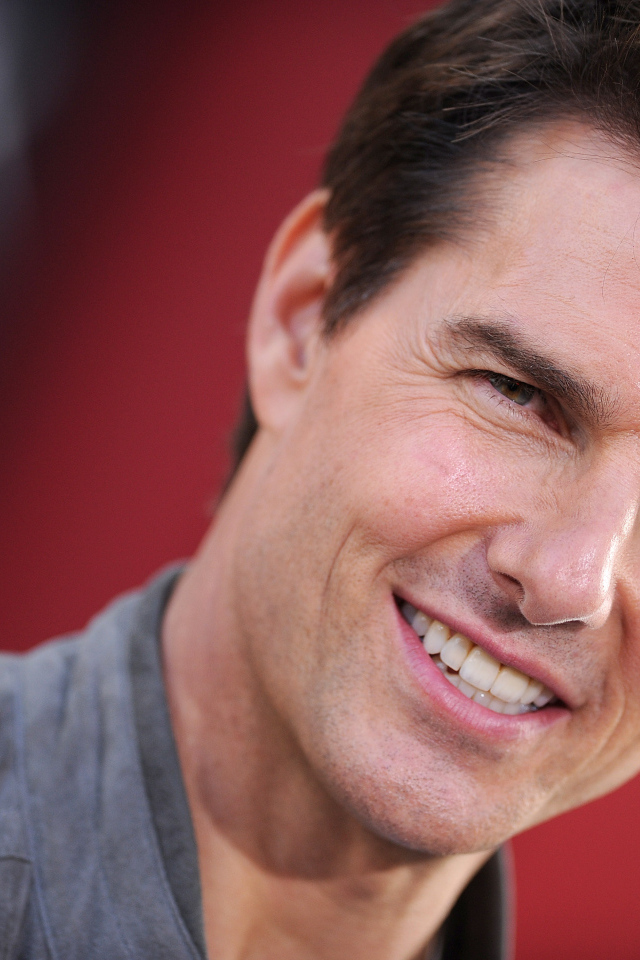 Актер Том Круз на красном фоне