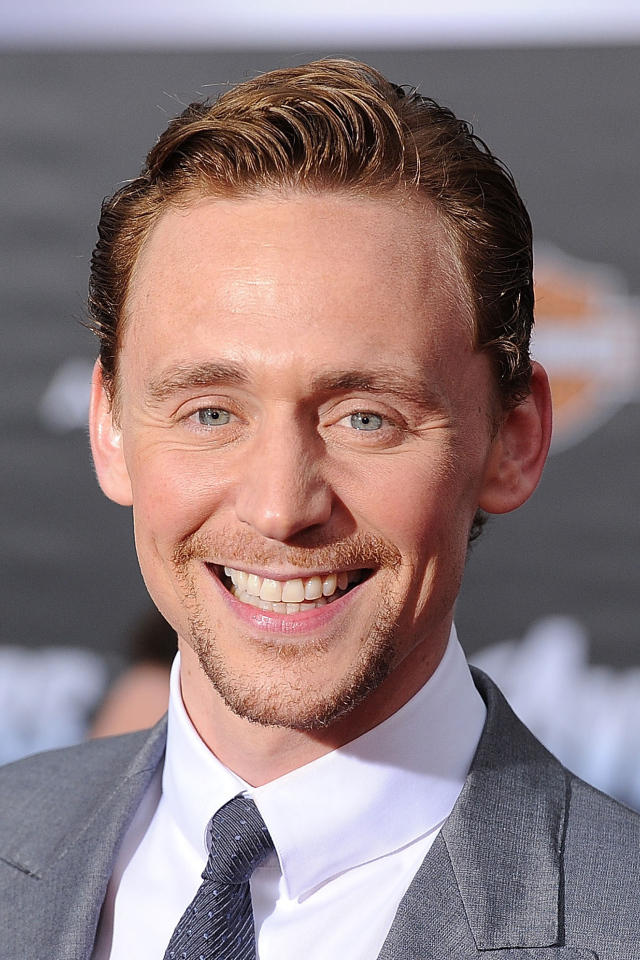 Яркая улыбка актера Тома Хиддлстона