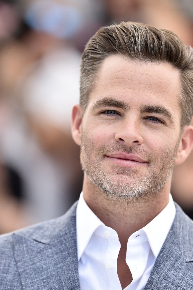 Американский актер Крис Пайн в костюме