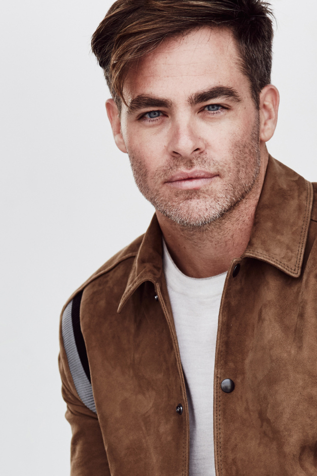 Яркий актер Крис Пайн на белом фоне