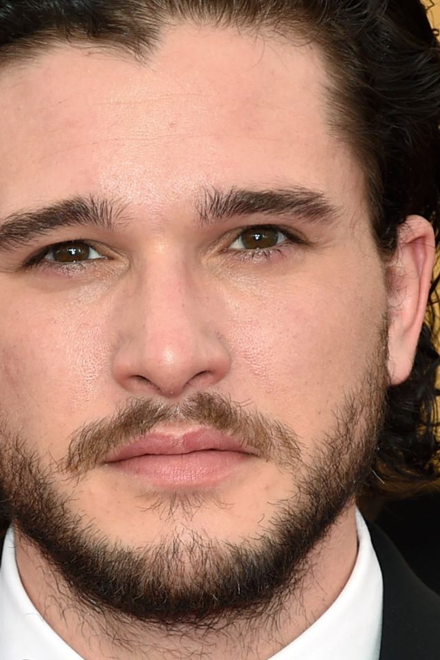 Кареглазый мужчина, актер  Кит Харингтон