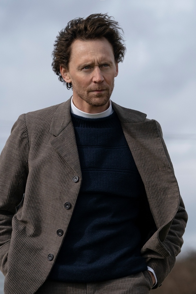 Английский актер Том Хиддлстон в костюме