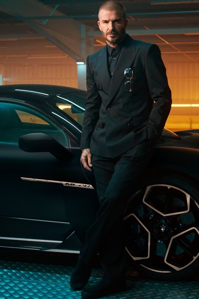 Футболист Дэвид Бекхэм у черного автомобиля Maserati MC20