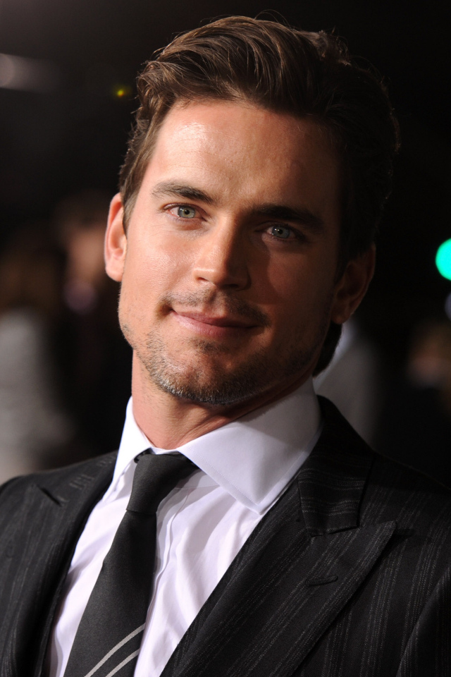 Красивый актер Мэтт Бомер в костюме