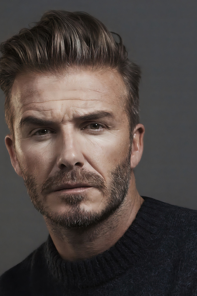 Красивый мужчина Дэвид Бекхэм на сером фоне
