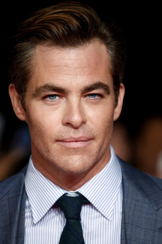 Популярный актер Крис Пайн в костюме