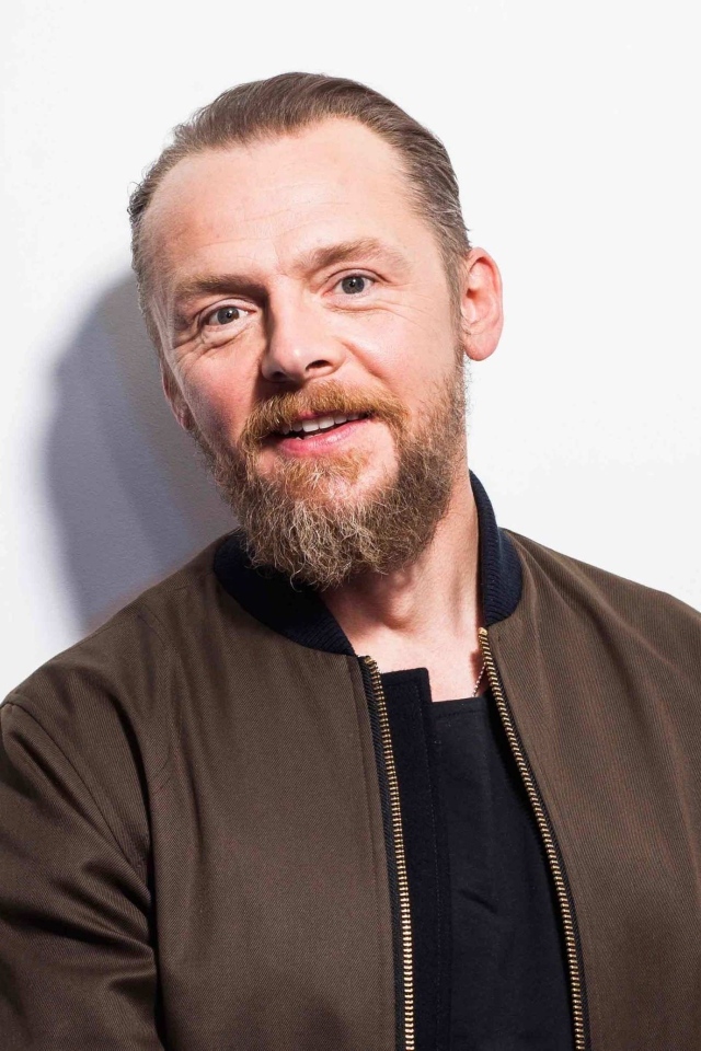 Улыбающийся актер Саймон Пегг на белом фоне