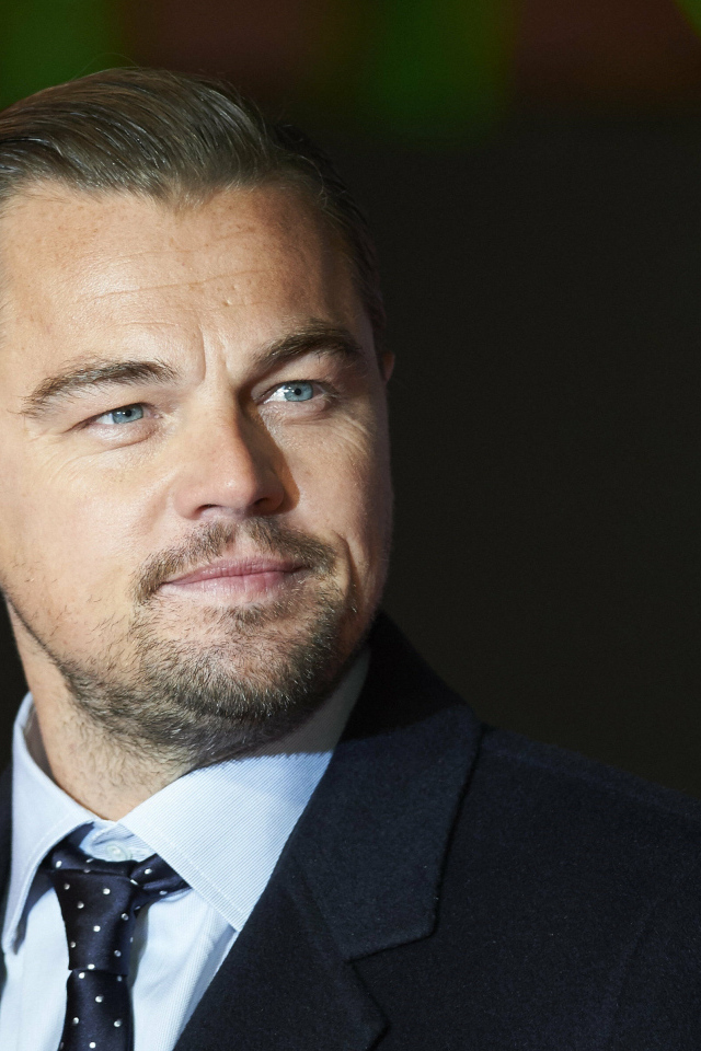 Стильный голубоглазый мужчина, актер Леонардо Ди Каприо