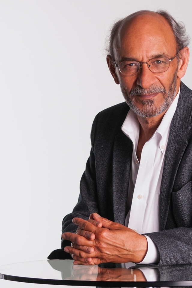 Деловой мужчина в сером костюме