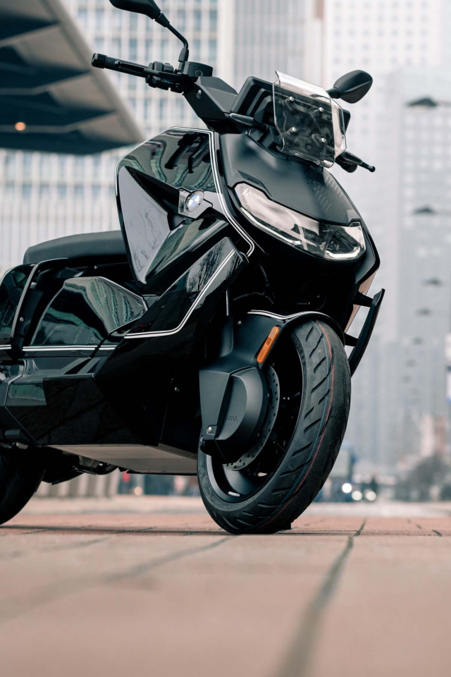 Черный мотоцикл BMW CE 04