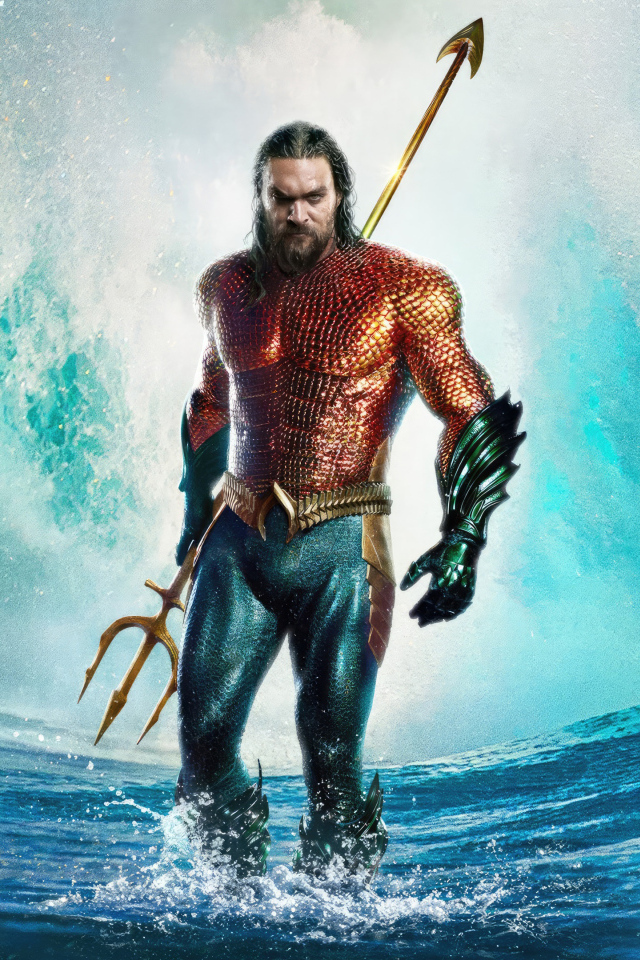 Персонаж Аквамен выходит из воды