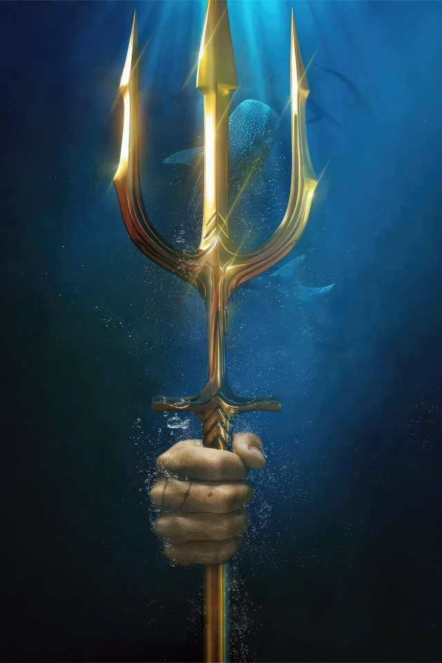 Трезубец Аквамена в руке
