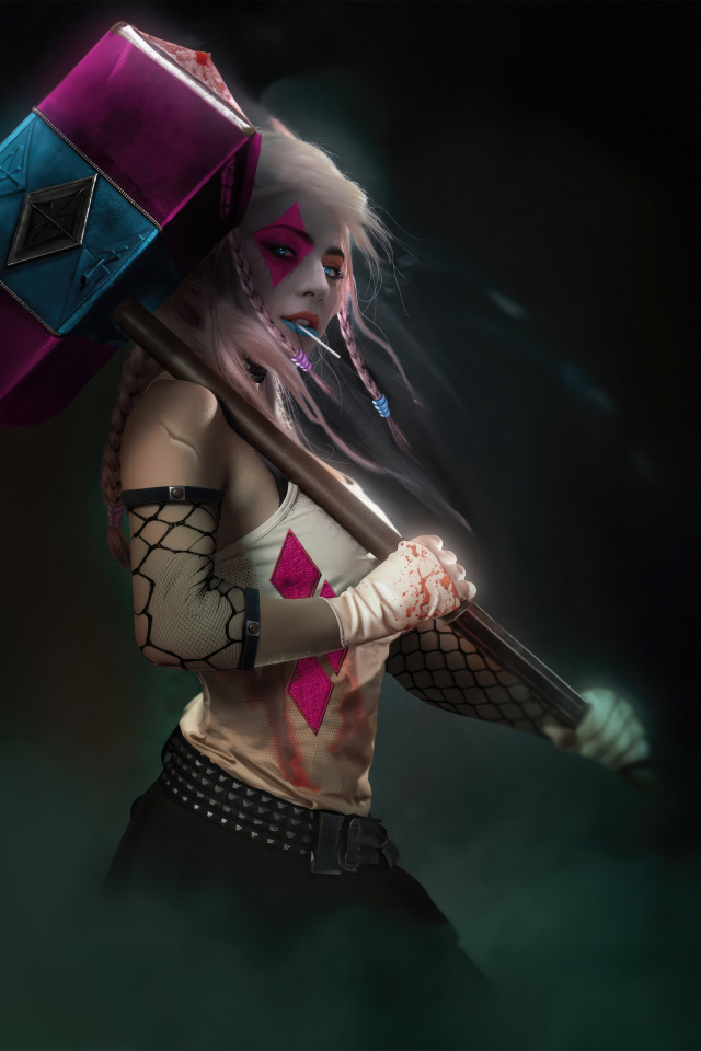 Харли Квин с большим молотом в руках