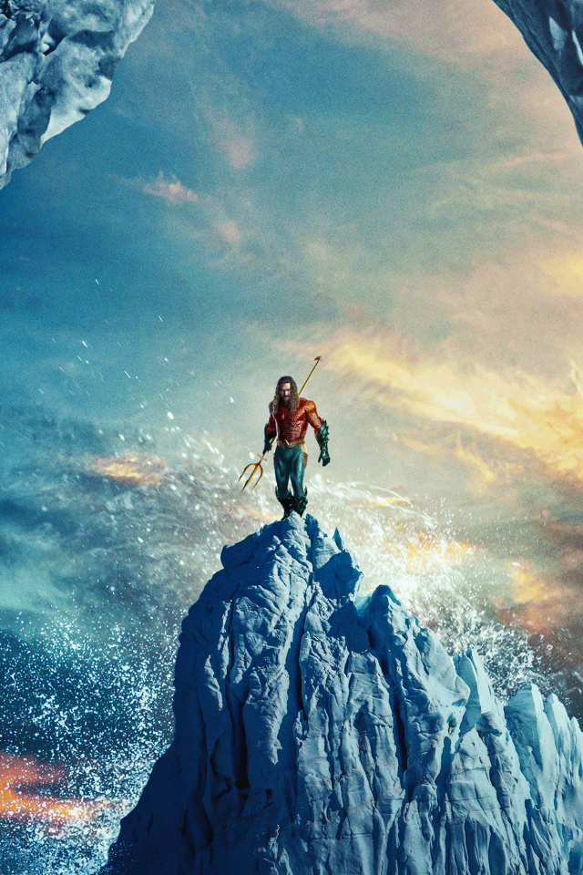 Супергерой Аквамен стоит на айсберге