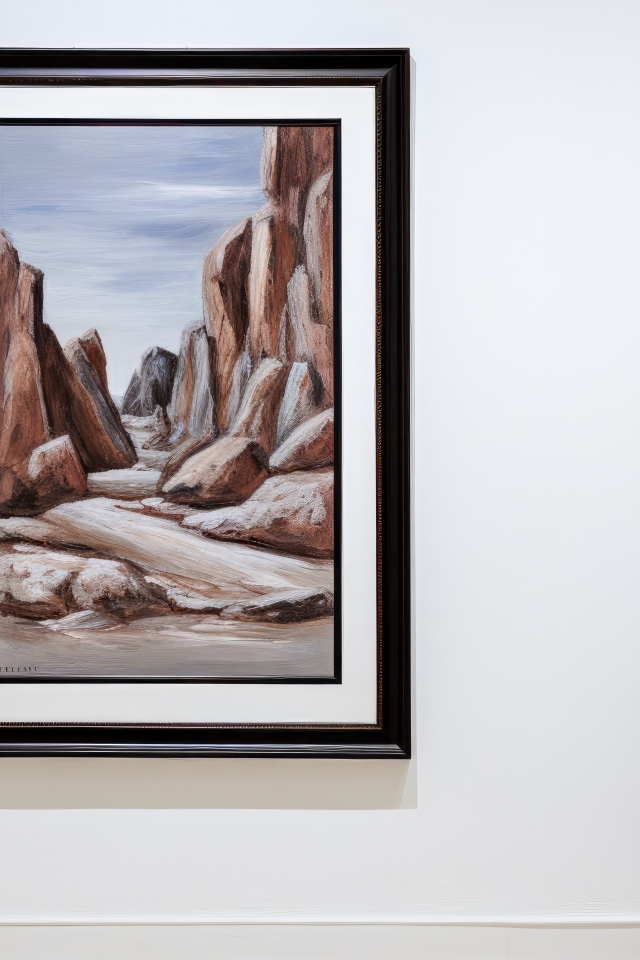 Гитара стоит у стены с большой картиной