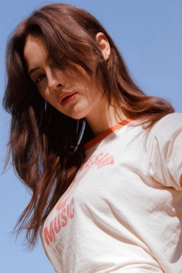 Американская певица Грэйси Абрамс на голубом фоне