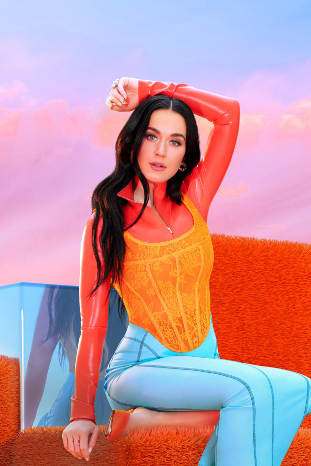 Американская певица Кэти Перри сидит на кубе