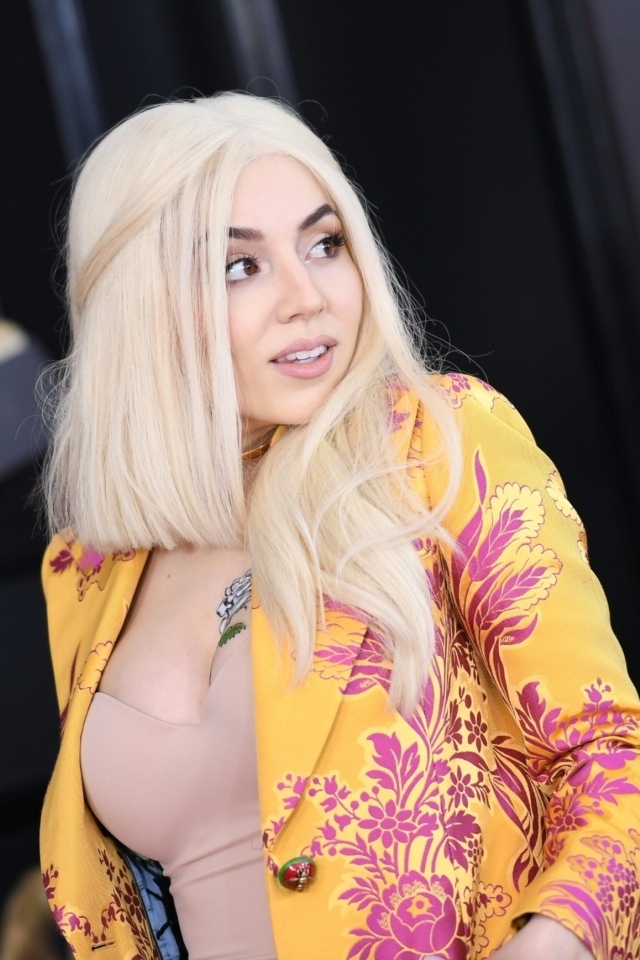 Красивая блондинка, американская певица Эйва Макс