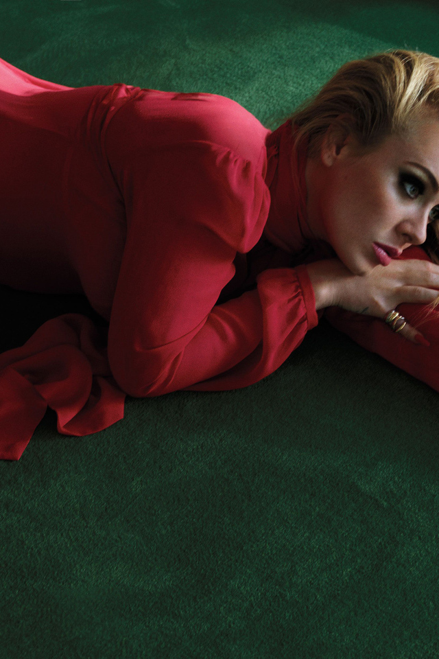 Красивая блондинка певица Адель в красном платье