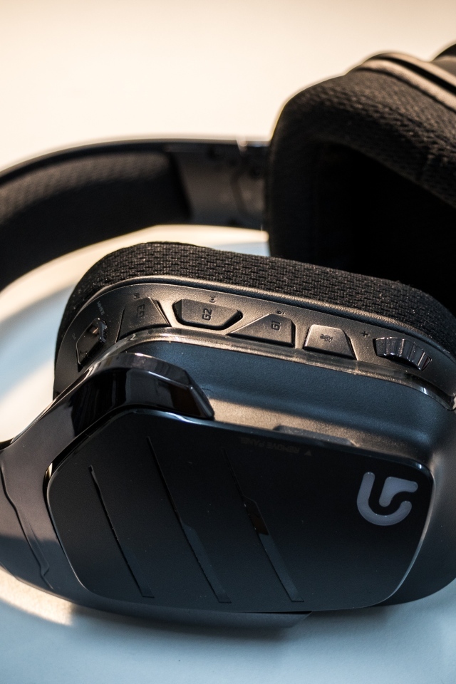 Большие черные наушники на сером фоне