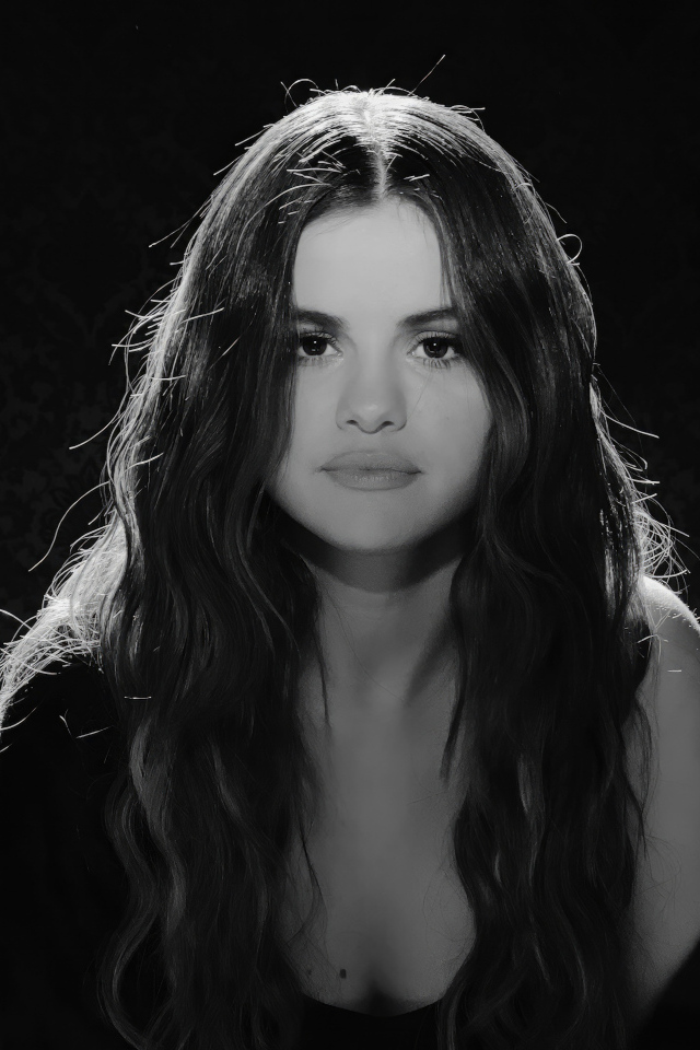 Черно-белое фото певицы Селена Гомес