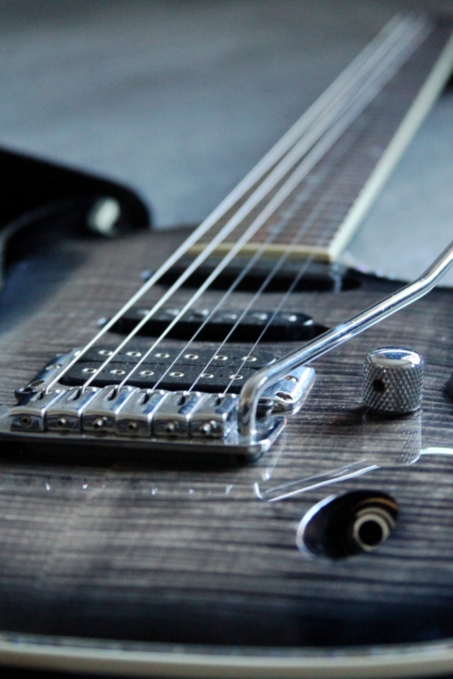 Черная шестиструнная гитара