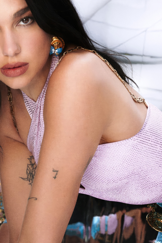 Яркая девушка певица Дуа Липа