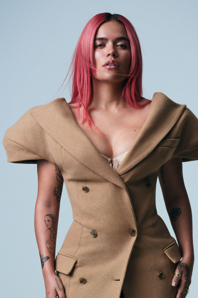 Яркая певица Karol G на сером фоне