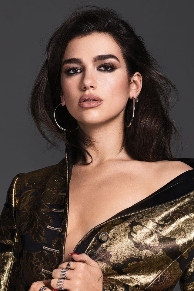 Кареглазая красивая певица Дуа Липа