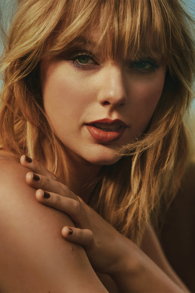 Милая певица Тейлор Свифт с красными губами