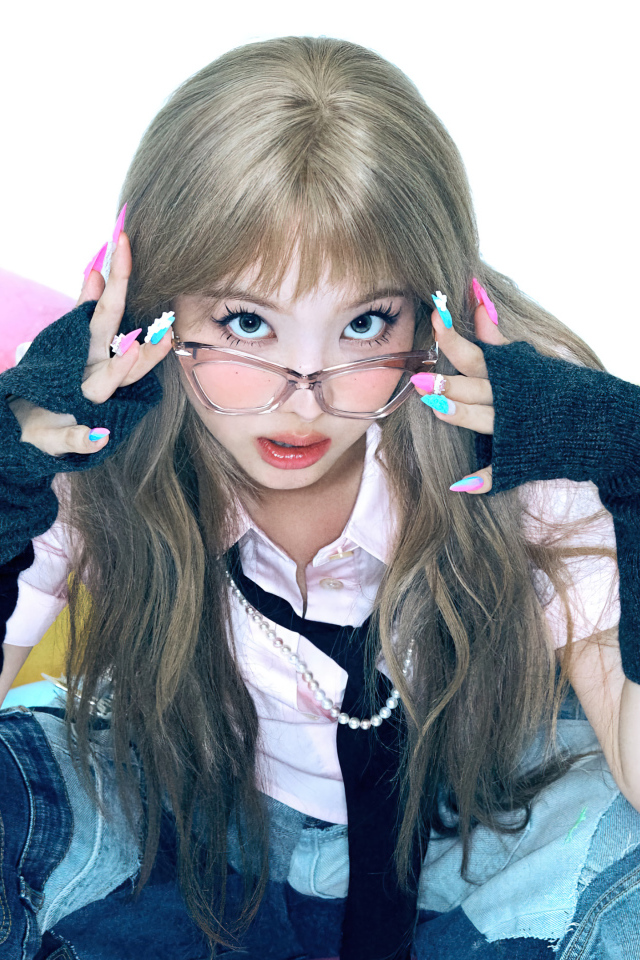 Девушка певица Наён в очках