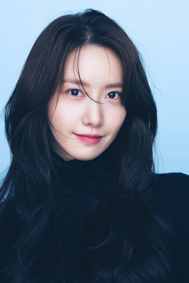 Корейская исполнительница Yoona на голубом фоне