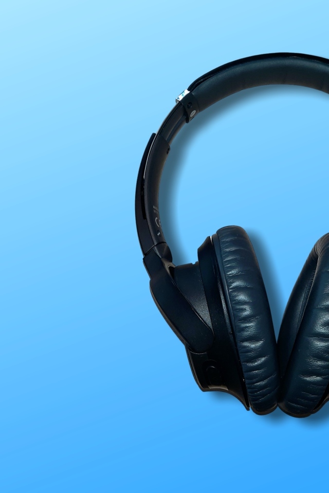 Большие черные наушники на голубом фоне