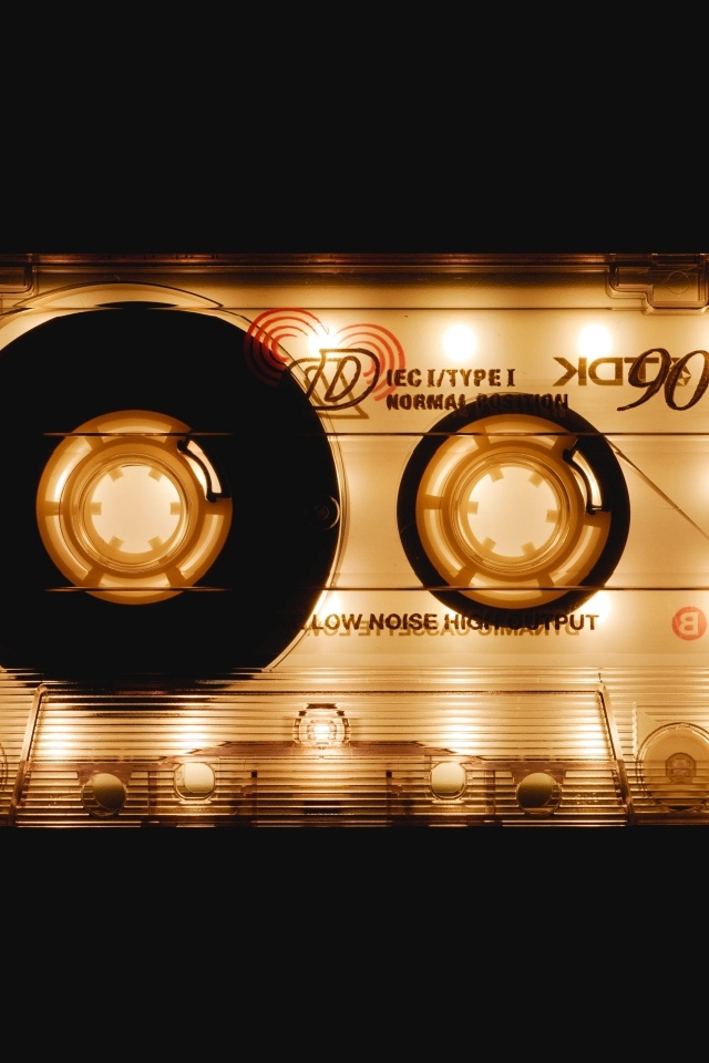 Старая кассета TDK на черном фоне