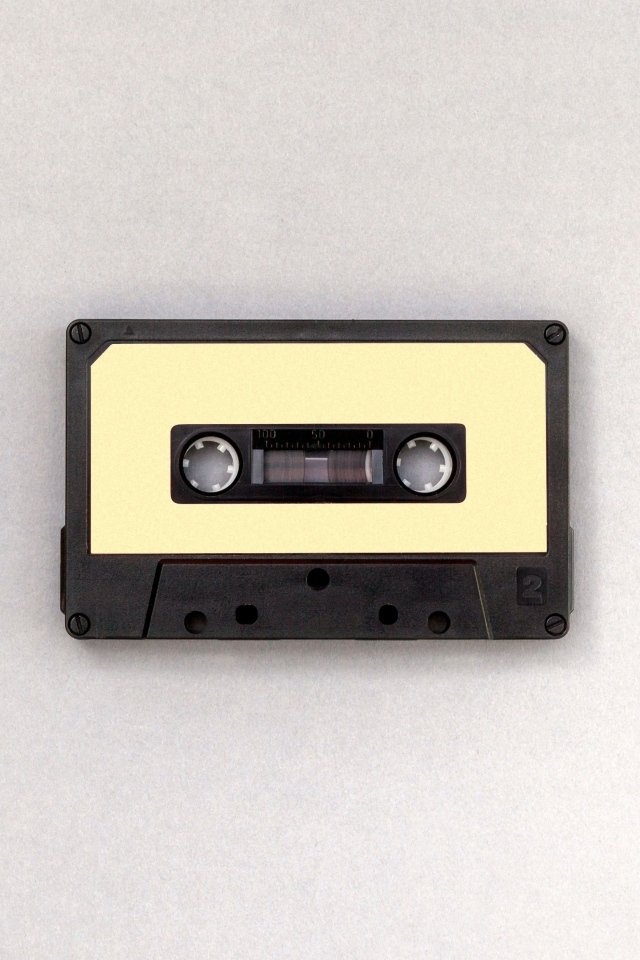 Старая кассета на сером фоне