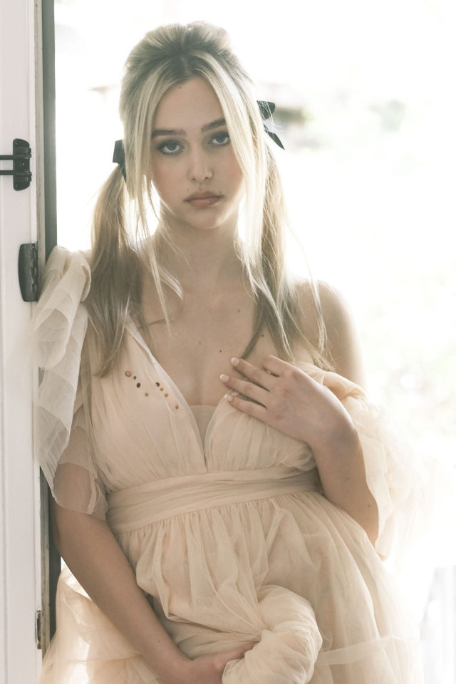 Исполнительница Havanna Winter в платье