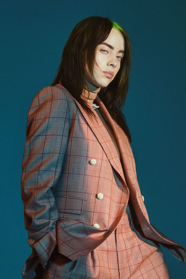 Популярная американская певица Билли Айлиш в костюме