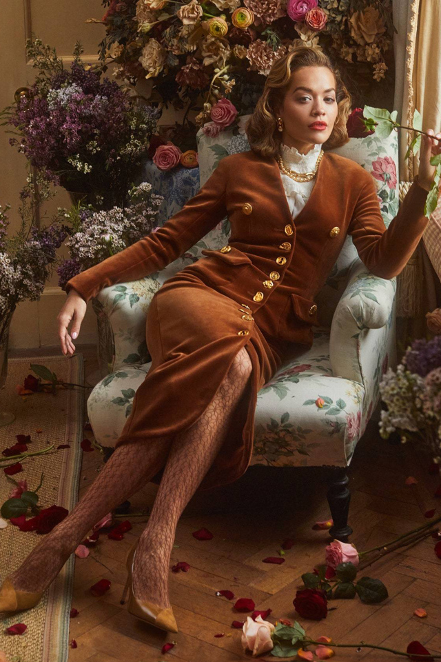 Популярная певица Рита Ора сидит в кресле