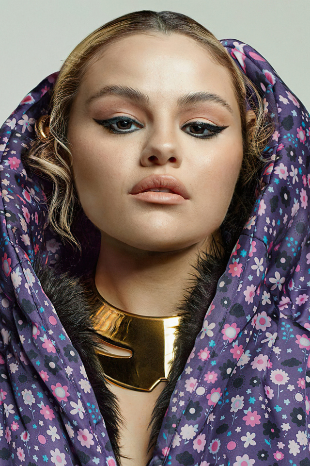 Популярная певица Селена Гомес в одеяле