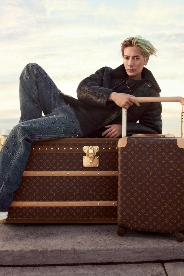 Рэпер Джексон Ван  лежит на чемодане