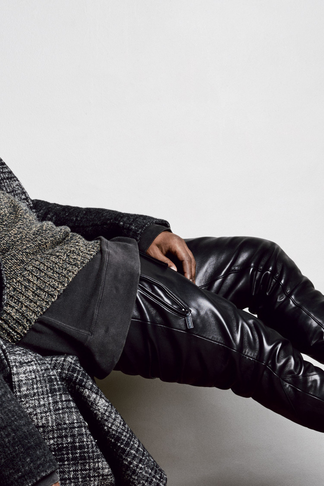 Рэпер Канье Уэст сидит на стуле