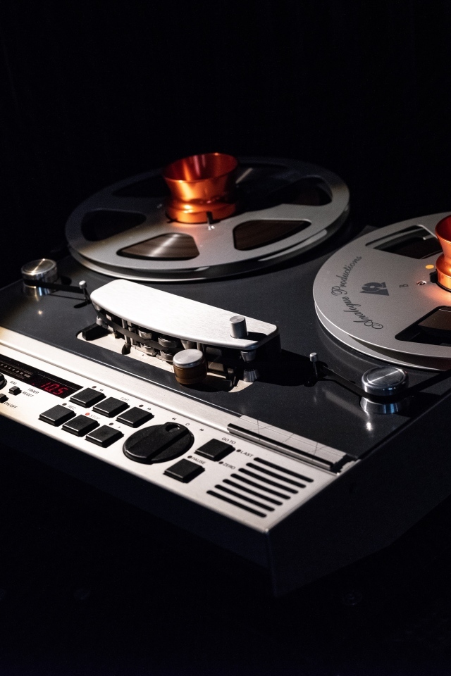 Бобинный магнитофон на черном фоне