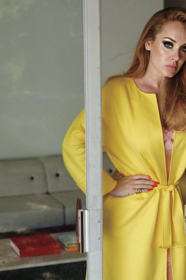 Певица Адель в желтом халате в комнате
