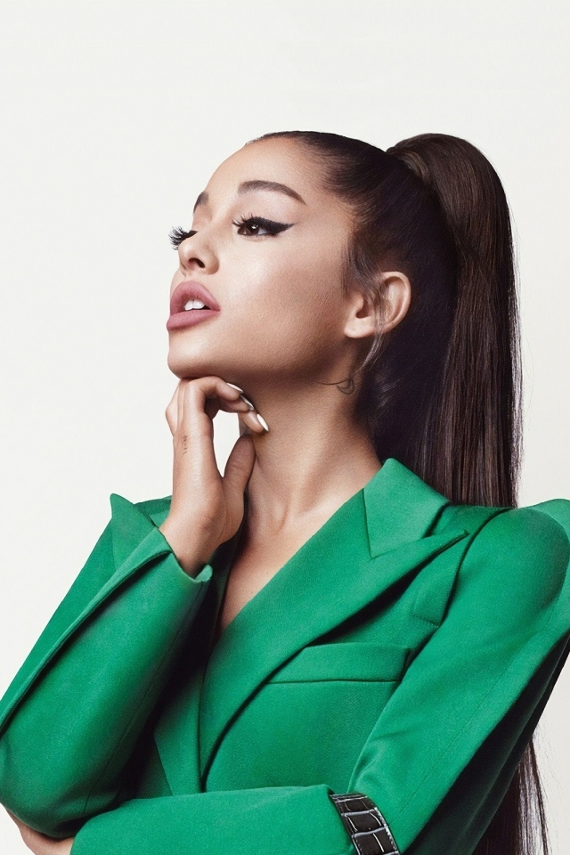 Певица Ариана Гранде в зеленом костюме