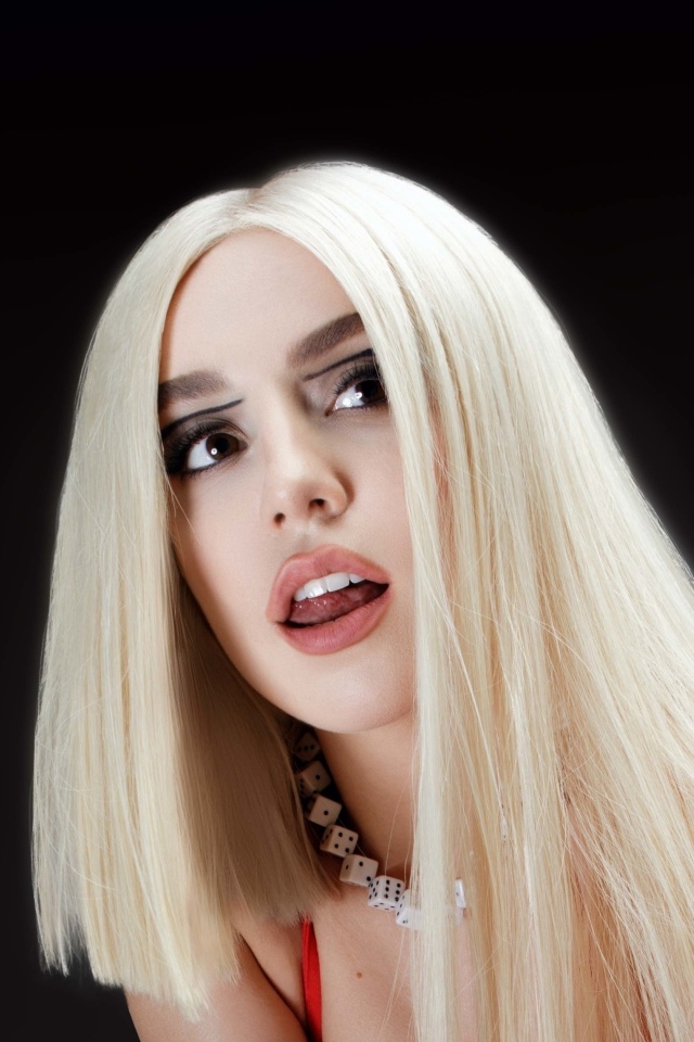 Певица Эйва Макс на черном фоне