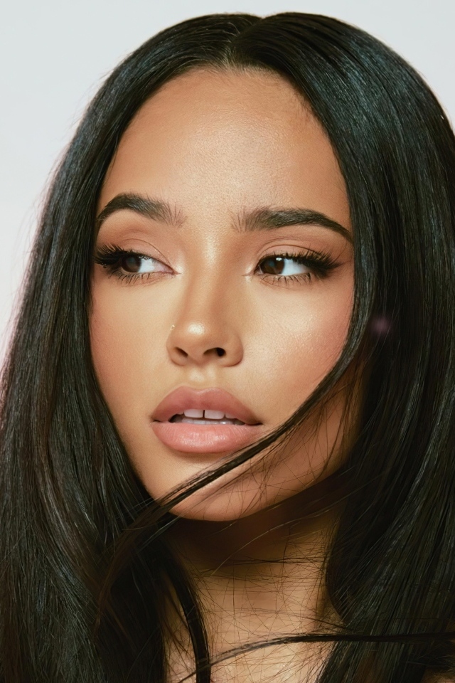 Лицо певицы Бекки Джи крупным планом