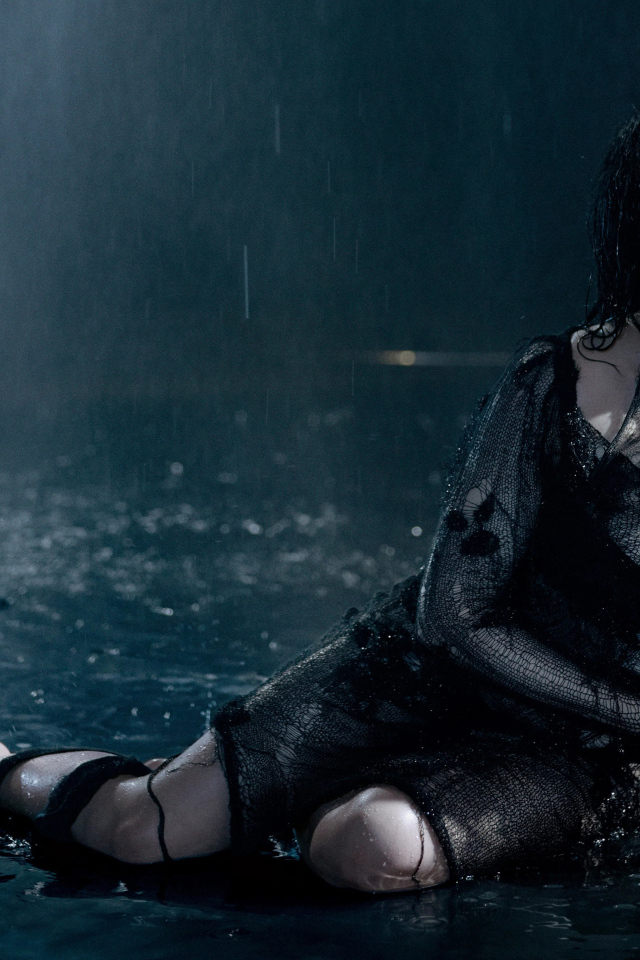 Певица Билли Айлиш в черном платье под дождем