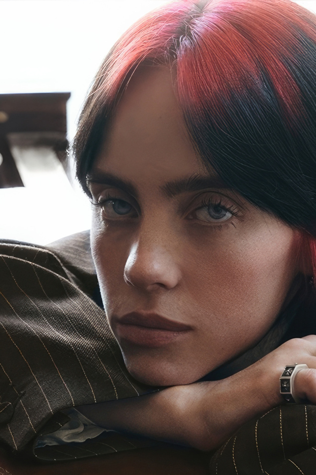 Певица Билли Айлиш в полосатом костюме